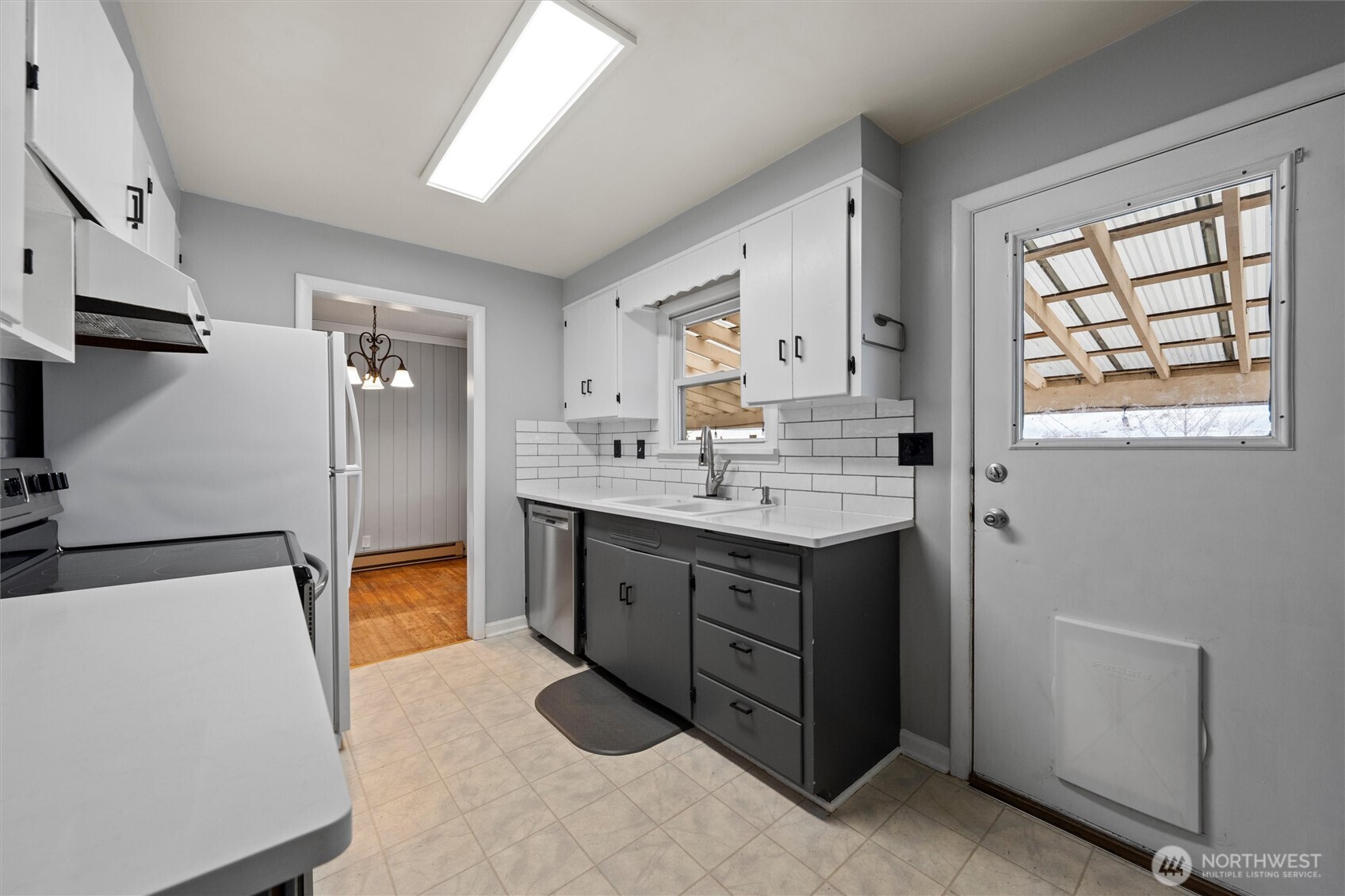 246 Maringo Road Ephrata, WA 98823 - Photo 12 of 40 a bathroom with a tub sink and mirror