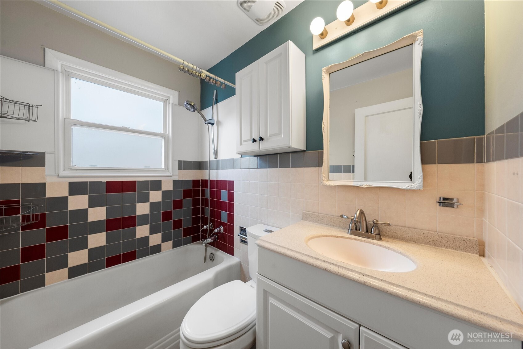 246 Maringo Road Ephrata, WA 98823 - Photo 21 of 40 a bathroom with a sink a toilet and a bathtub