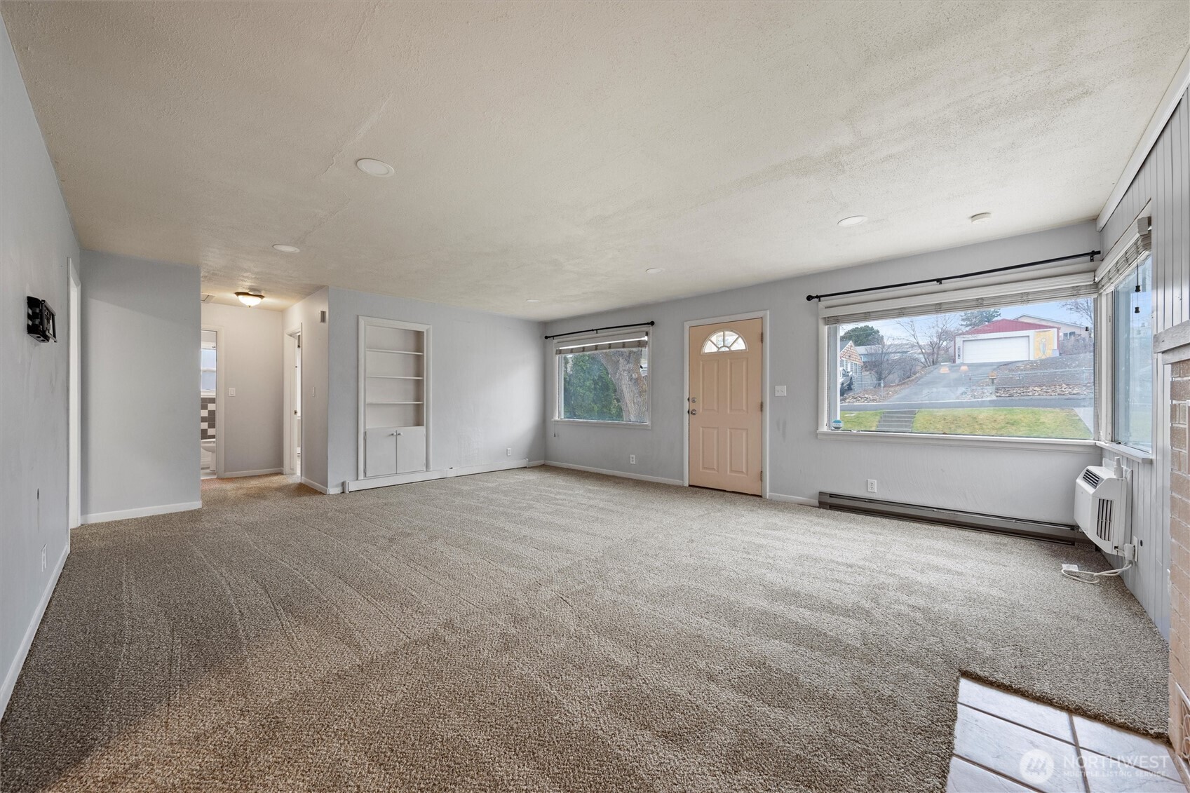 246 Maringo Road Ephrata, WA 98823 - Photo 5 of 40 a view of an empty room with painting on the wall
