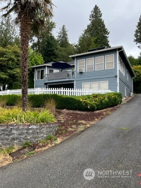 423 South Lake Stevens Road Lake Stevens, WA 98258 - Photo 1 of 1 a front view of a house with a garden