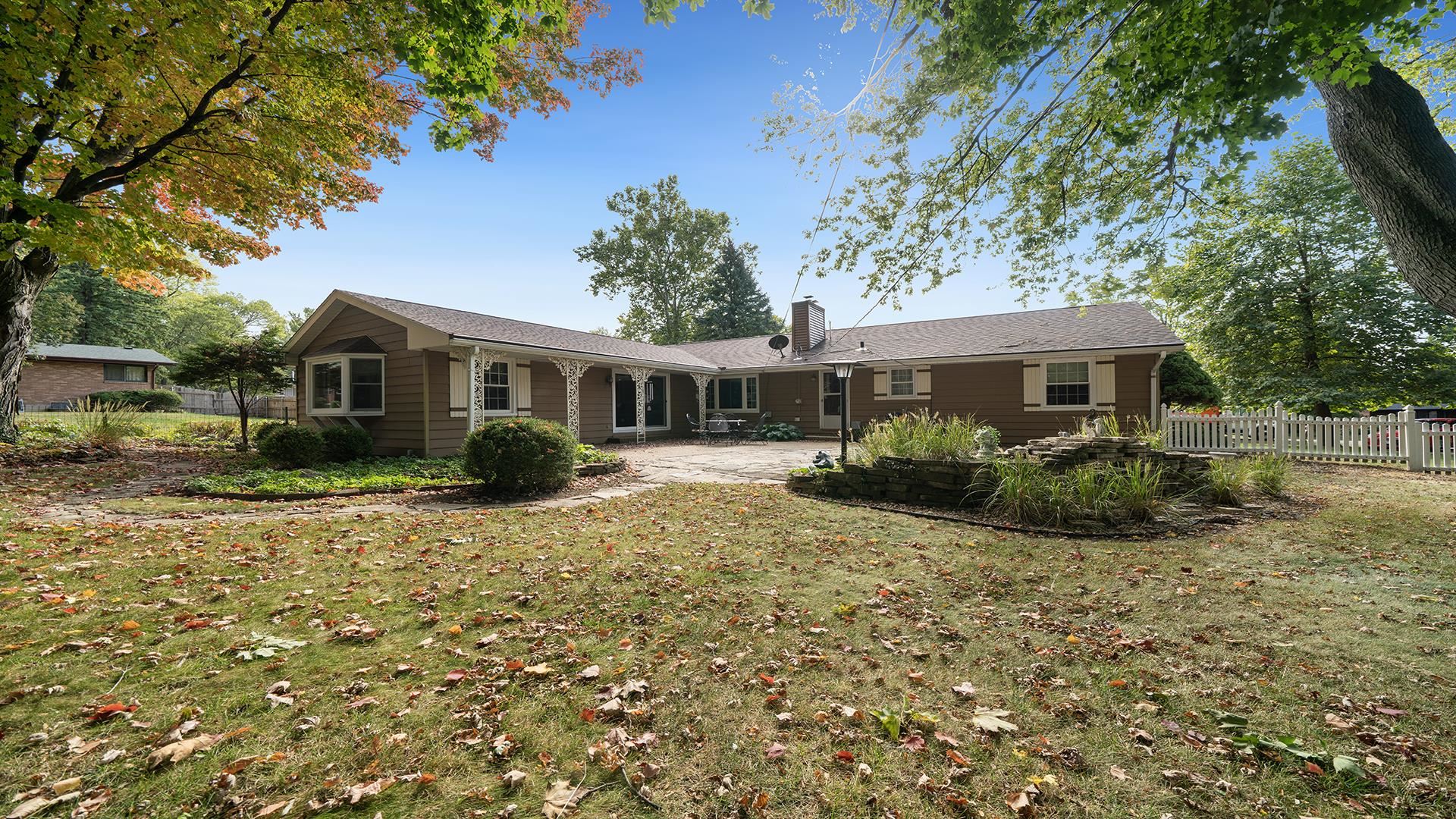 310 Barbara Street Mount Morris, IL 61054 - Photo 2 of 36 a front view of a house with a yard