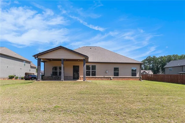 a view of a house with a yard