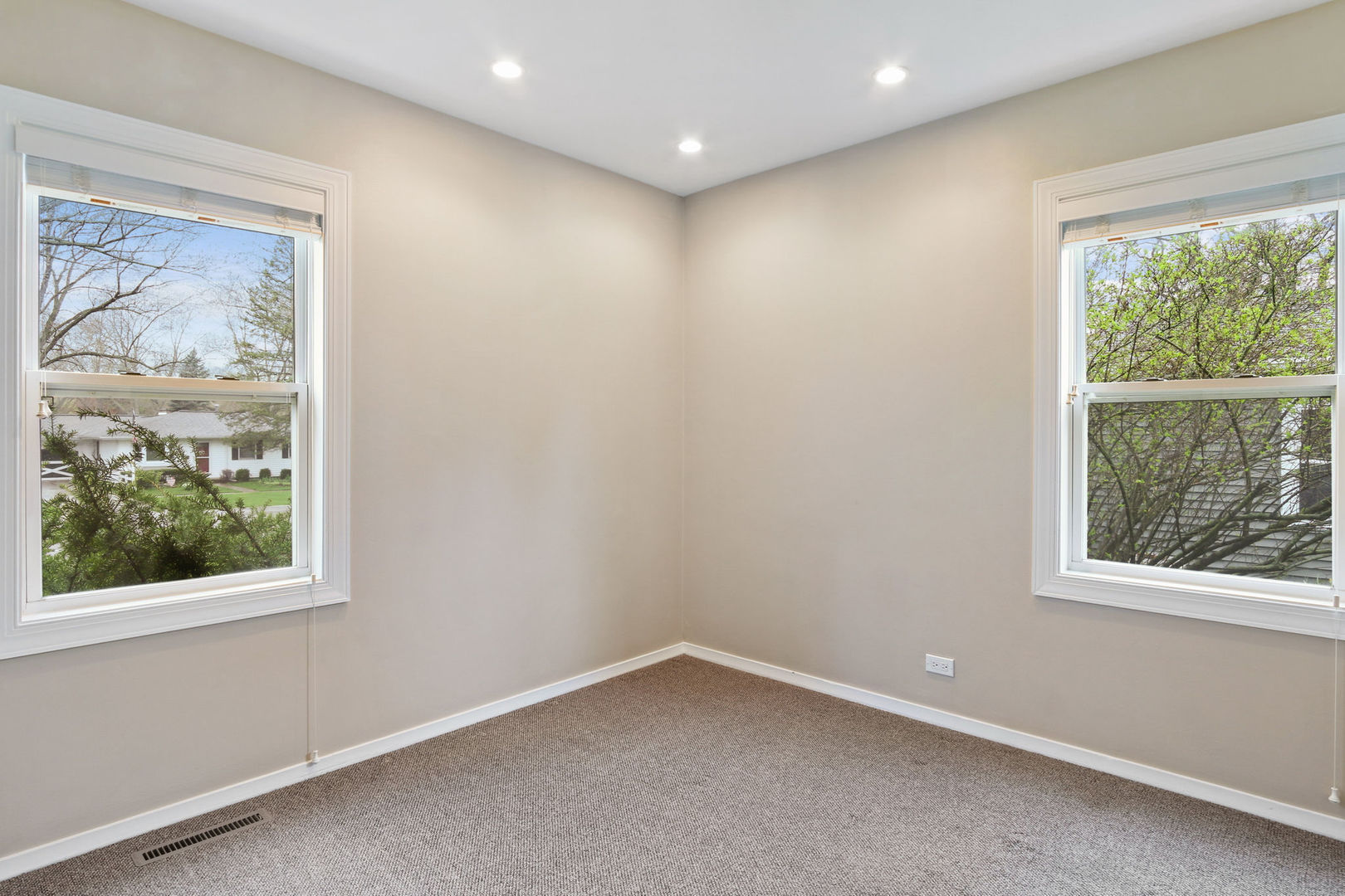 273 Raupp Boulevard Buffalo Grove, IL 60089 - Photo 9 of 18 an empty room with a window