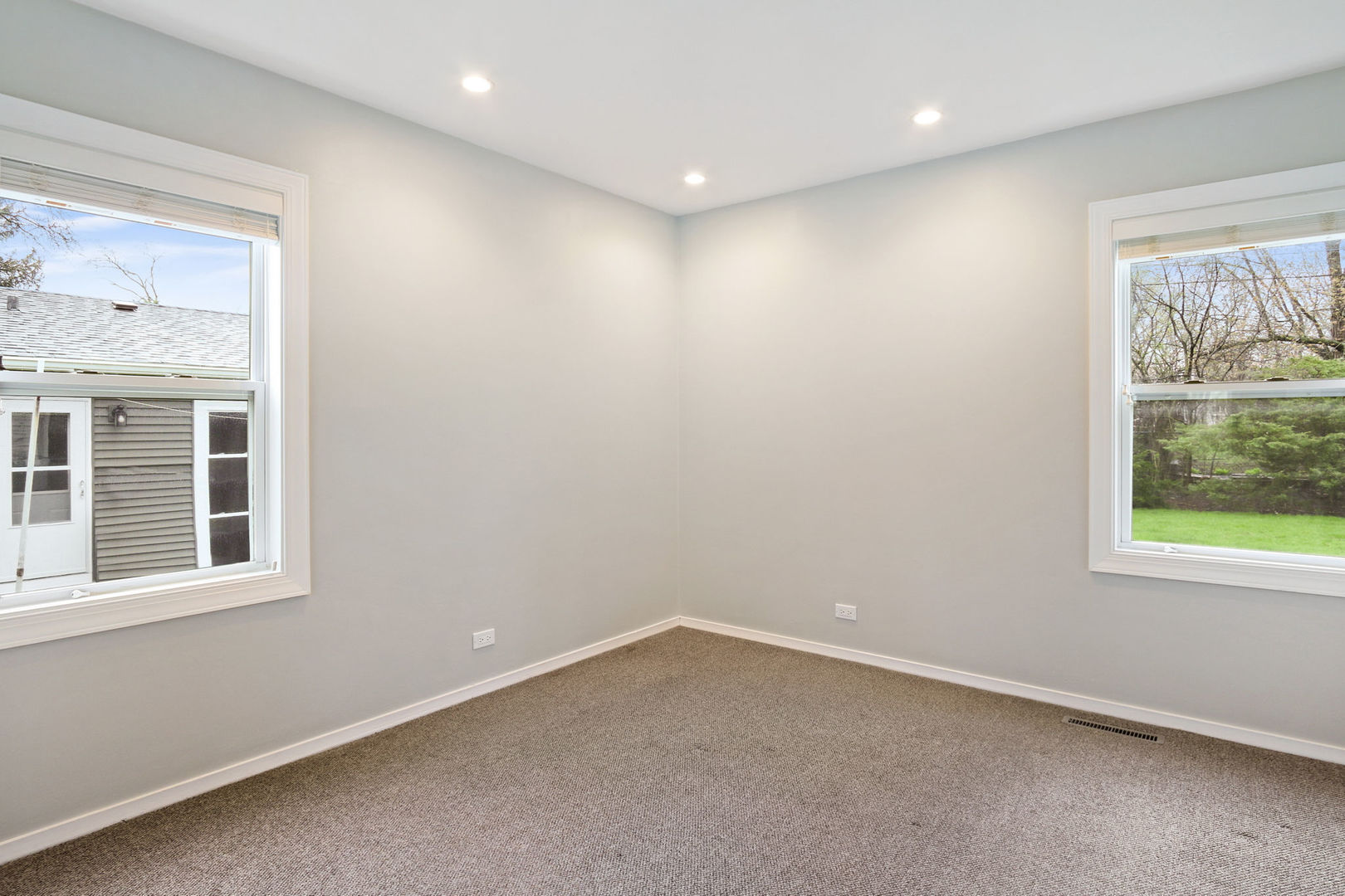 273 Raupp Boulevard Buffalo Grove, IL 60089 - Photo 10 of 18 an empty room with a window