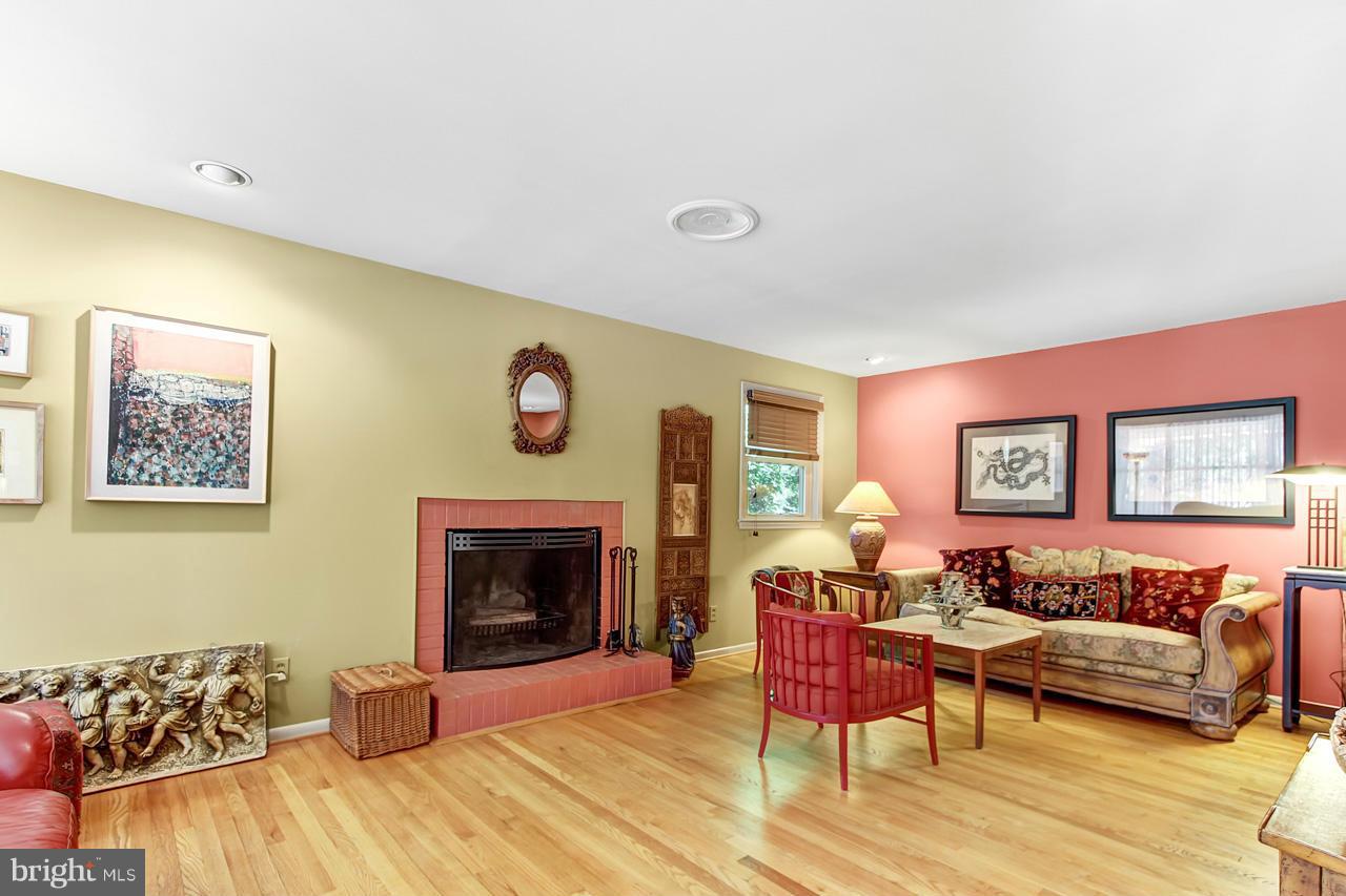 7921 Springway Road Baltimore, MD 21204 - Photo 4 of 30 Living Room