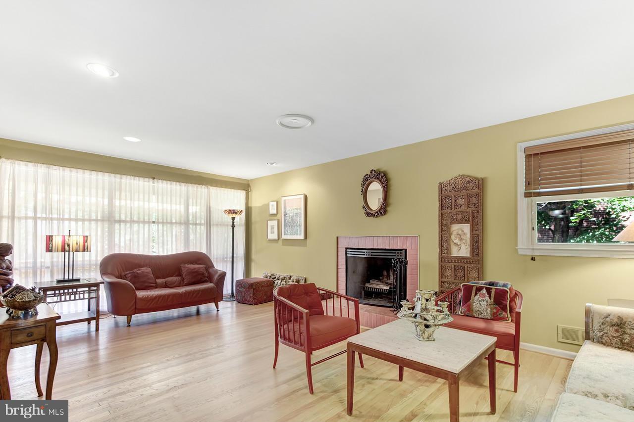 7921 Springway Road Baltimore, MD 21204 - Photo 5 of 30 Living Room