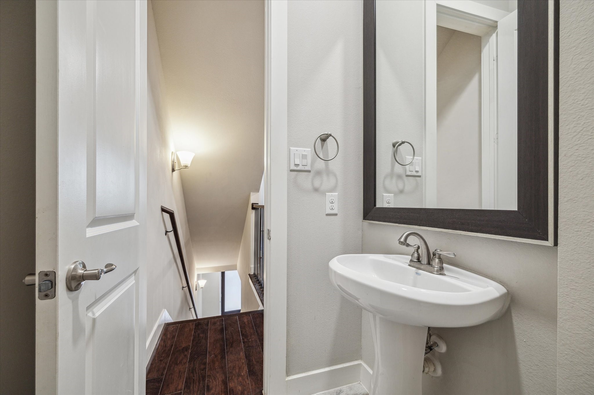 4508 Cornish Street, Unit A Houston, TX 77007 - Photo 10 of 22 Powder Room located at the top of the stairs when you arrive to the 2nd floor.