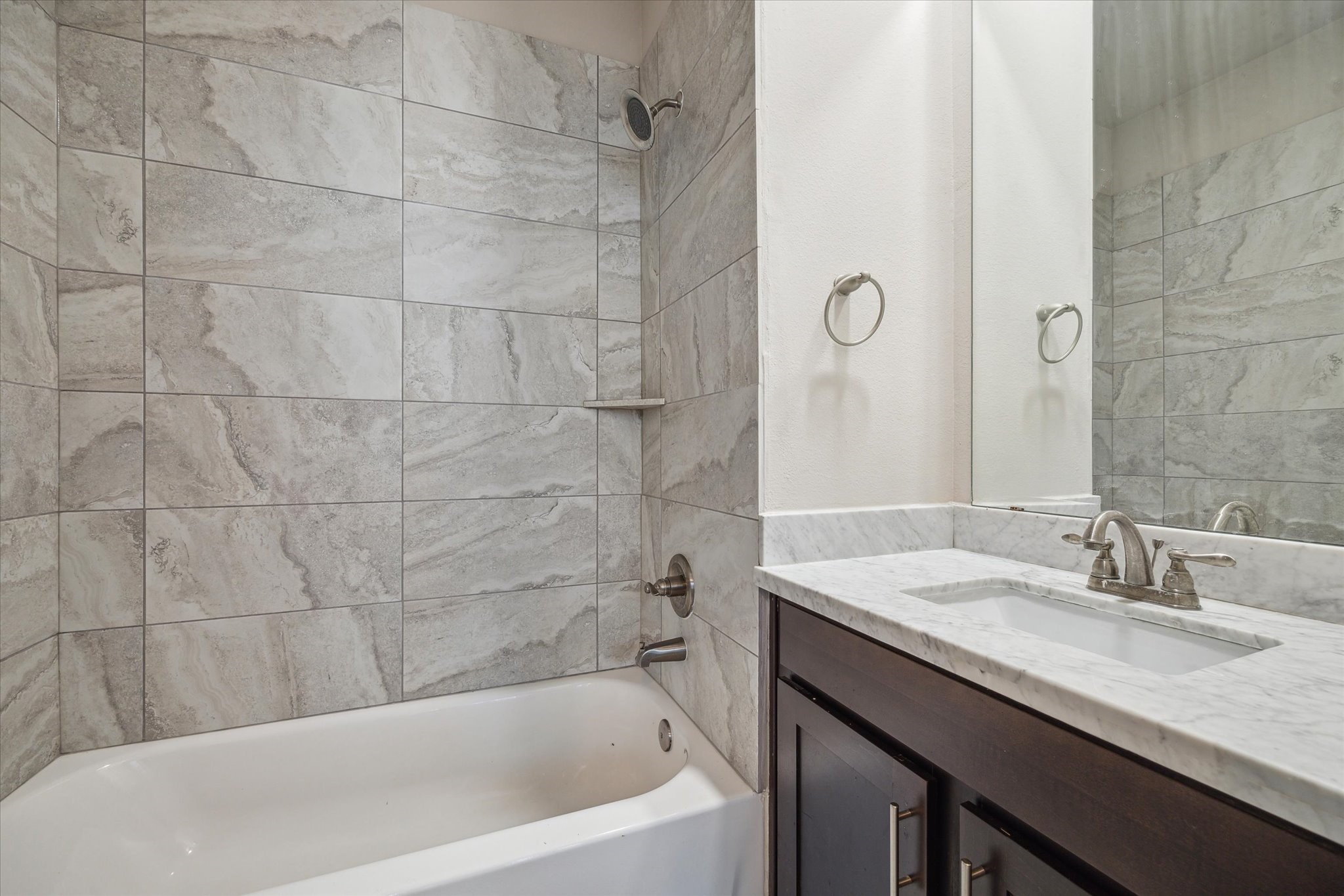 4508 Cornish Street, Unit A Houston, TX 77007 - Photo 17 of 22 En suite bathroom.