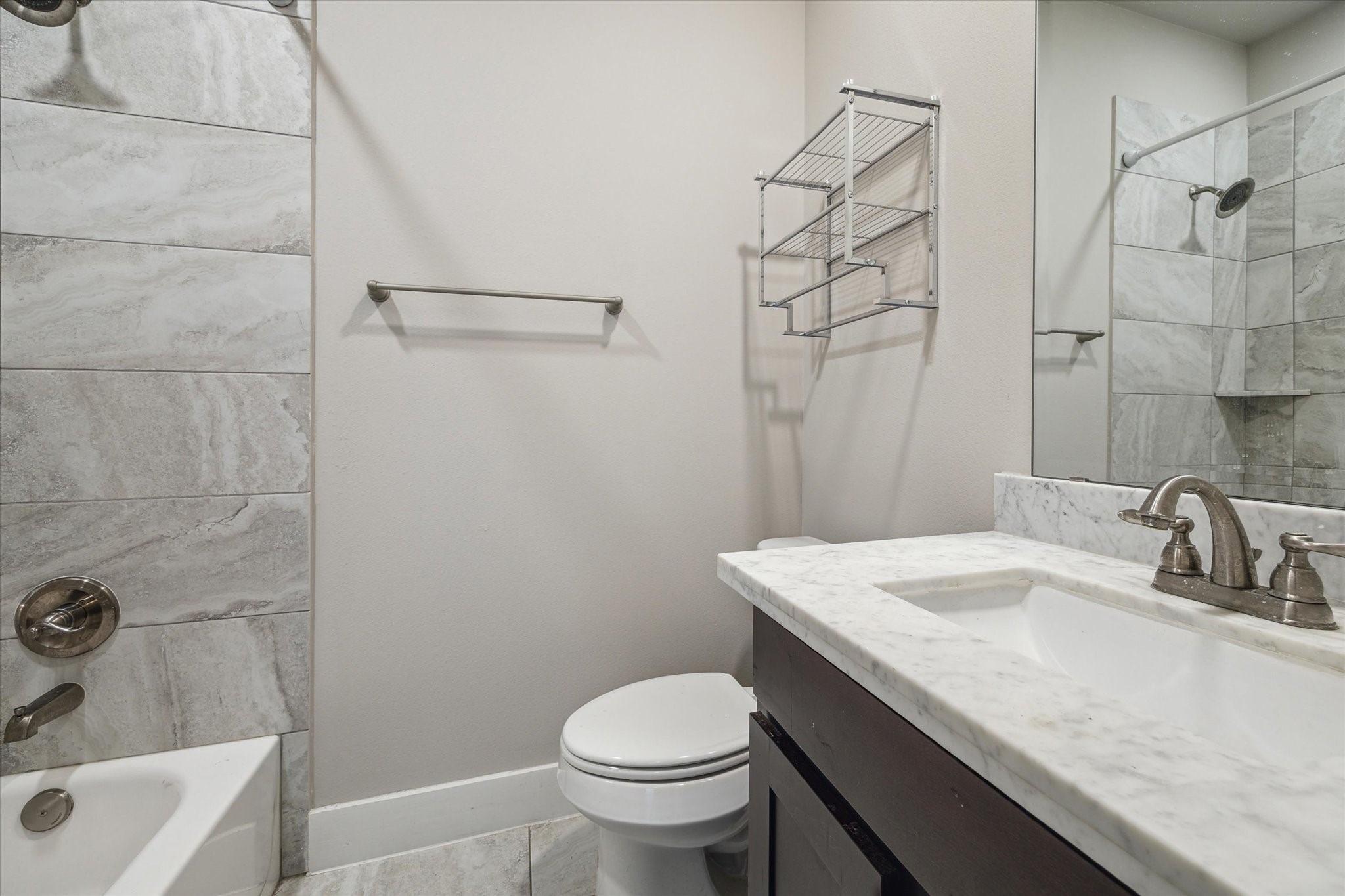 4508 Cornish Street, Unit A Houston, TX 77007 - Photo 19 of 22 En suite bathroom.