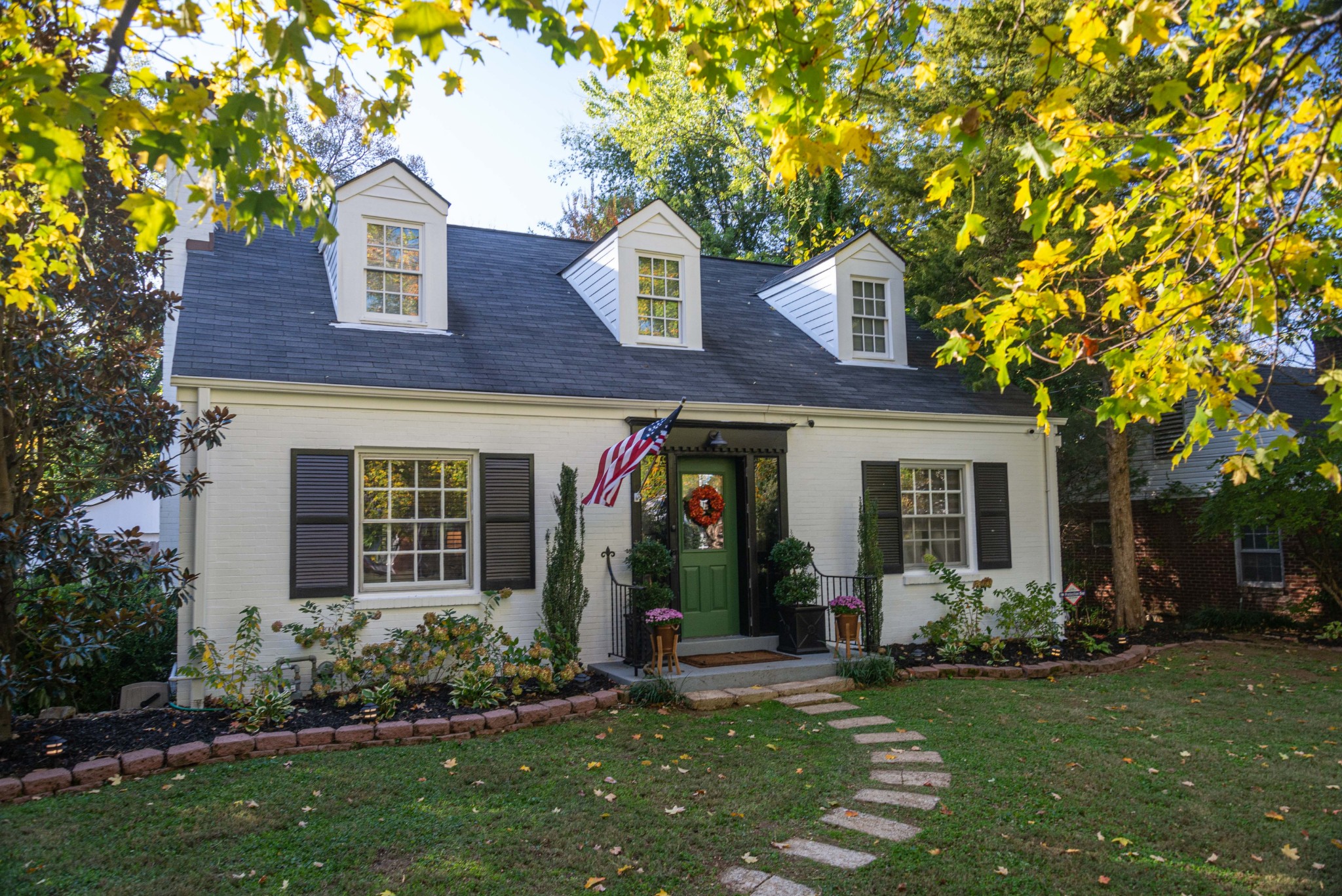 a view of a house with a yard