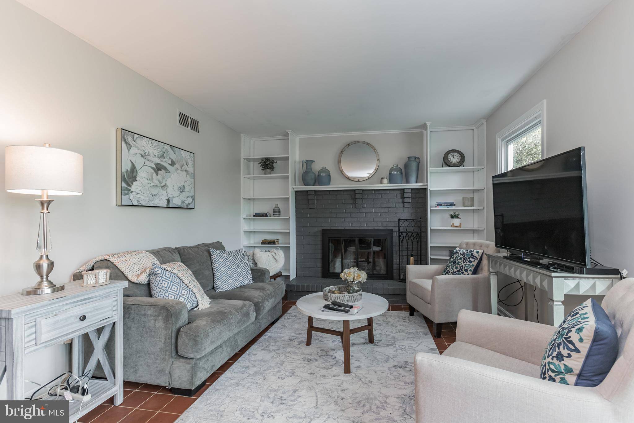 Family rm off the kitchen w fireplace & built ins