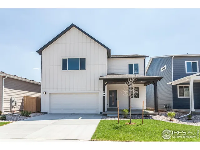 a view of a house with a yard and plants
