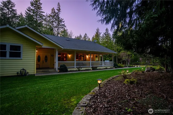 a view of a back yard