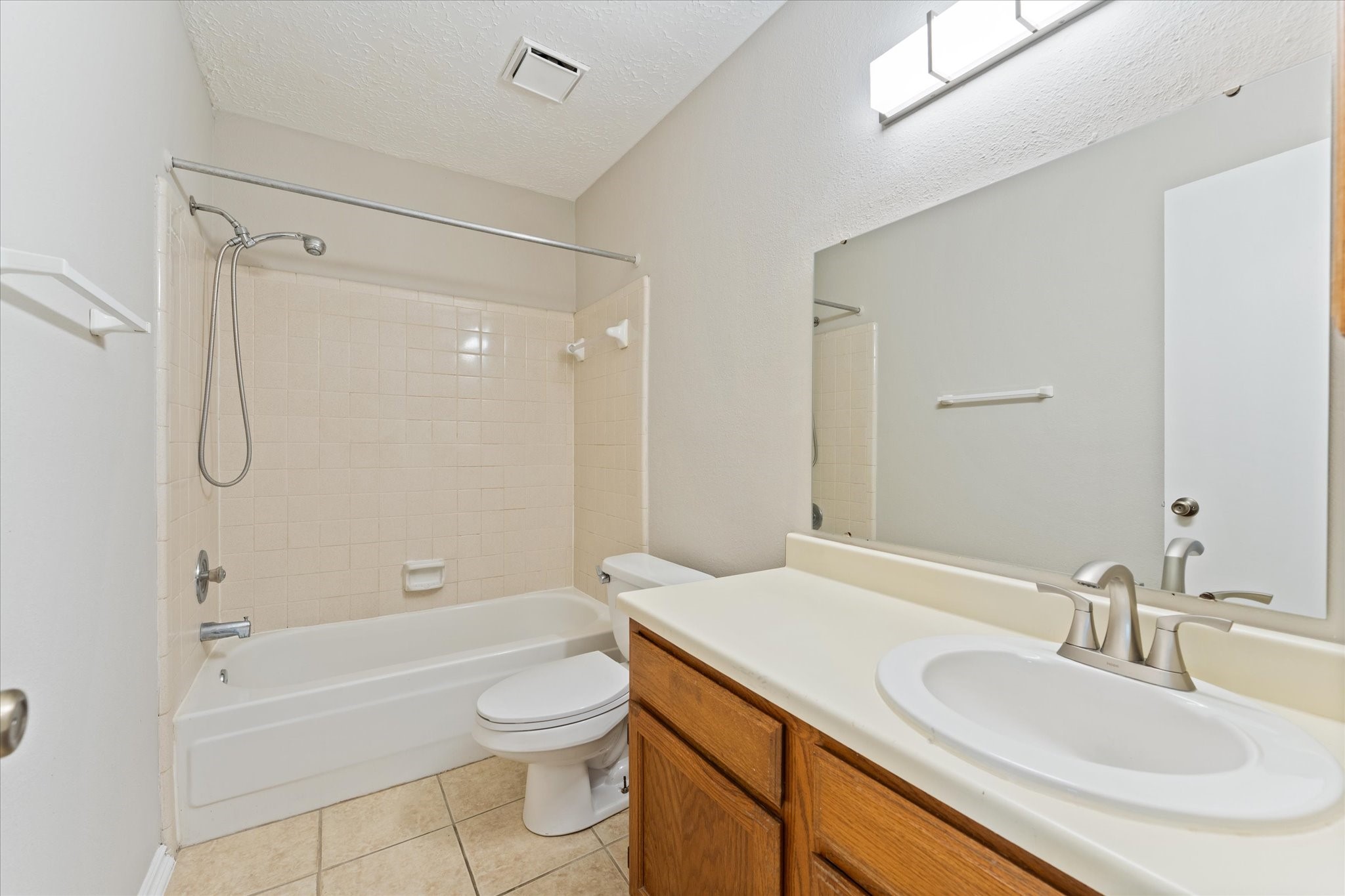 4906 Meadowfox Place Spring, TX 77389 - Photo 33 of 39 Second full bathroom.