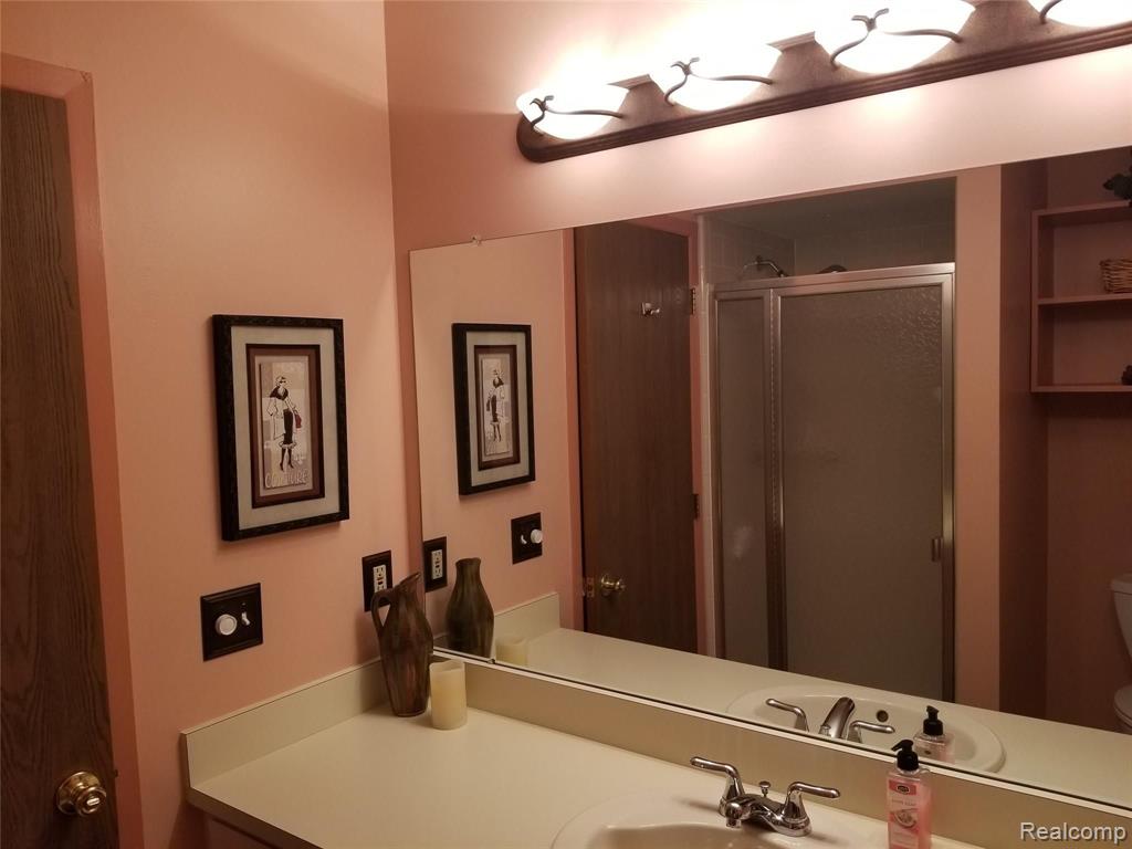 558 Tennyson, Unit 73 Rochester Hills, MI 48307 - Photo 13 of 19