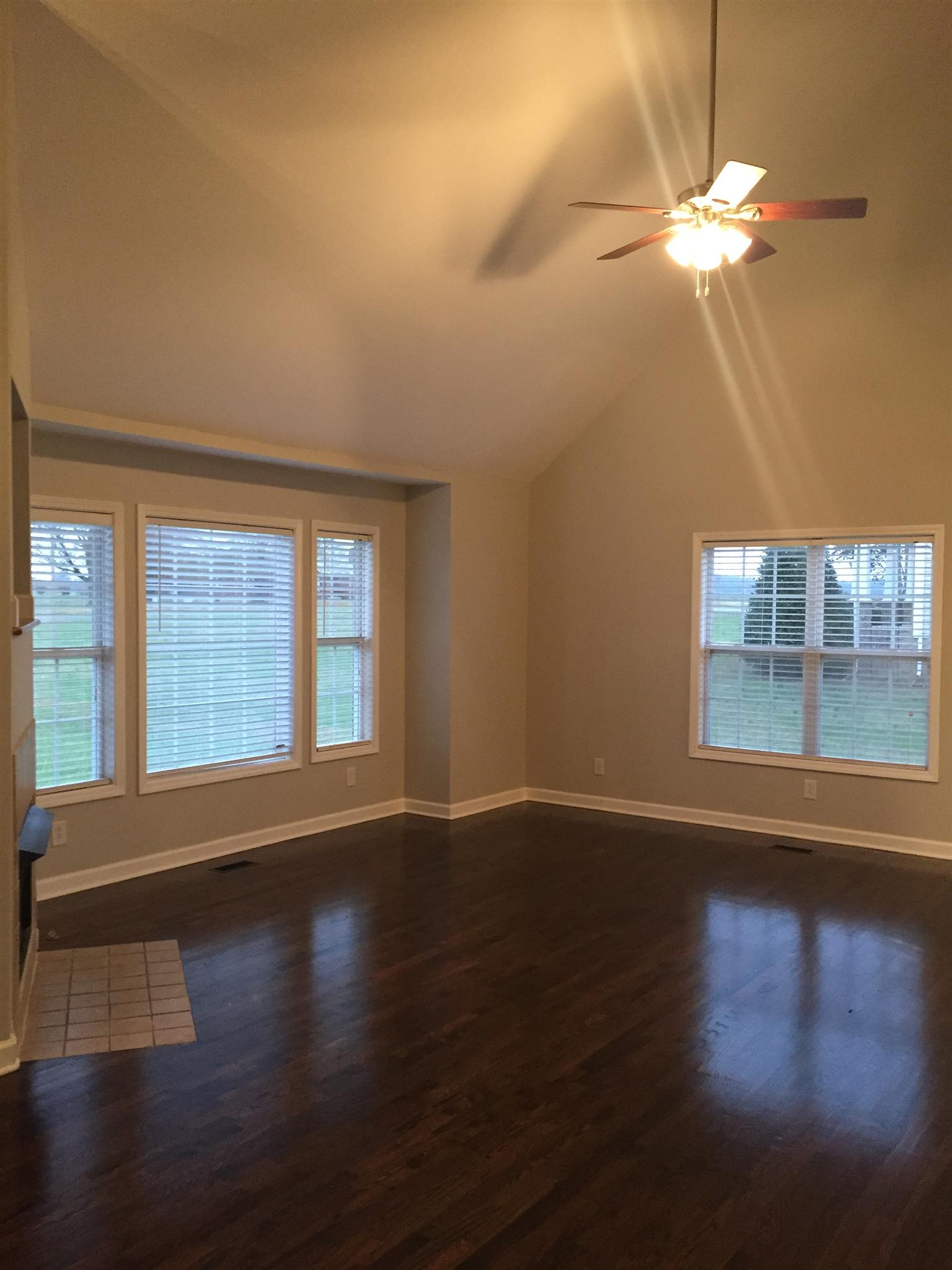 5271 East Robertson Road Cross Plains, TN 37049 - Photo 4 of 16 Living