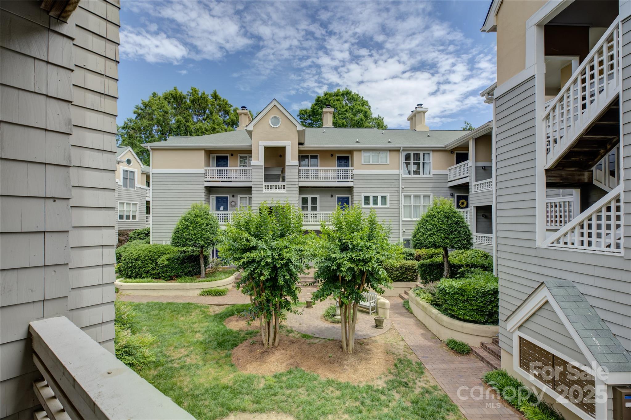 226 Queens Road, Unit 68 Charlotte, NC 28204 - Photo 21 of 40 a front view of house with yard and green space