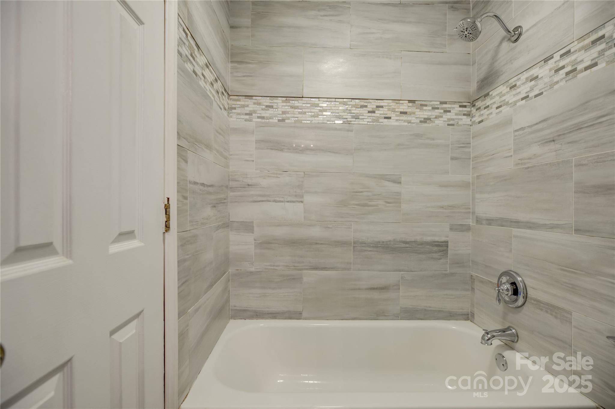 226 Queens Road, Unit 68 Charlotte, NC 28204 - Photo 26 of 40 a bathroom with a bathtub
