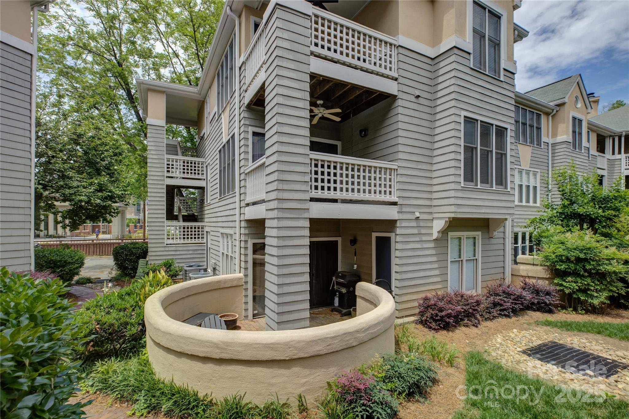 226 Queens Road, Unit 68 Charlotte, NC 28204 - Photo 33 of 40 a backyard of a house with outdoor seating