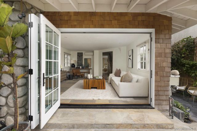 a view of livingroom with furniture