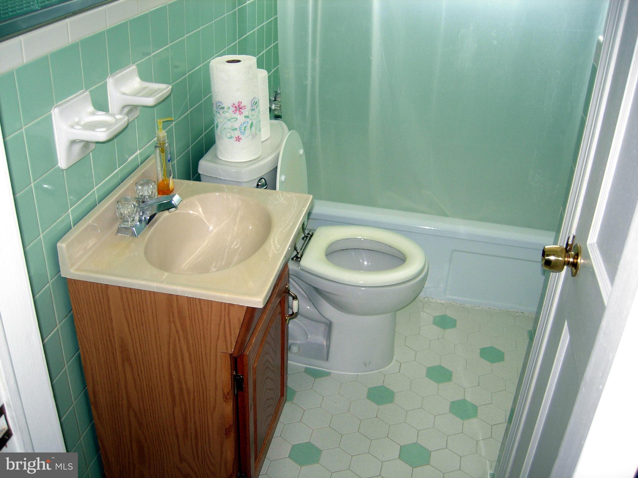 1025 Middlesex Road Baltimore, MD 21221 - Photo 26 of 27 Bath