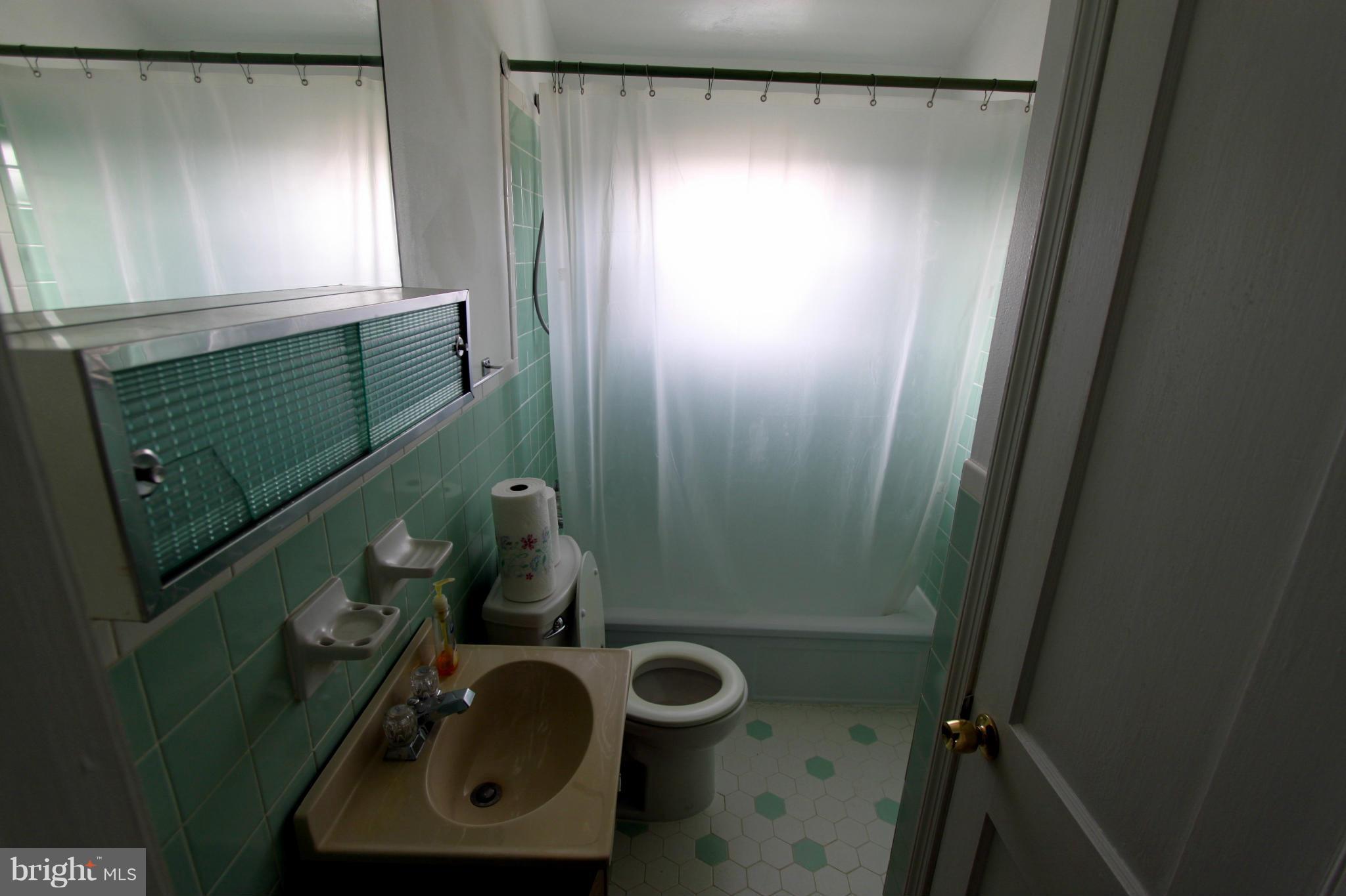 1025 Middlesex Road Baltimore, MD 21221 - Photo 27 of 27 Bath