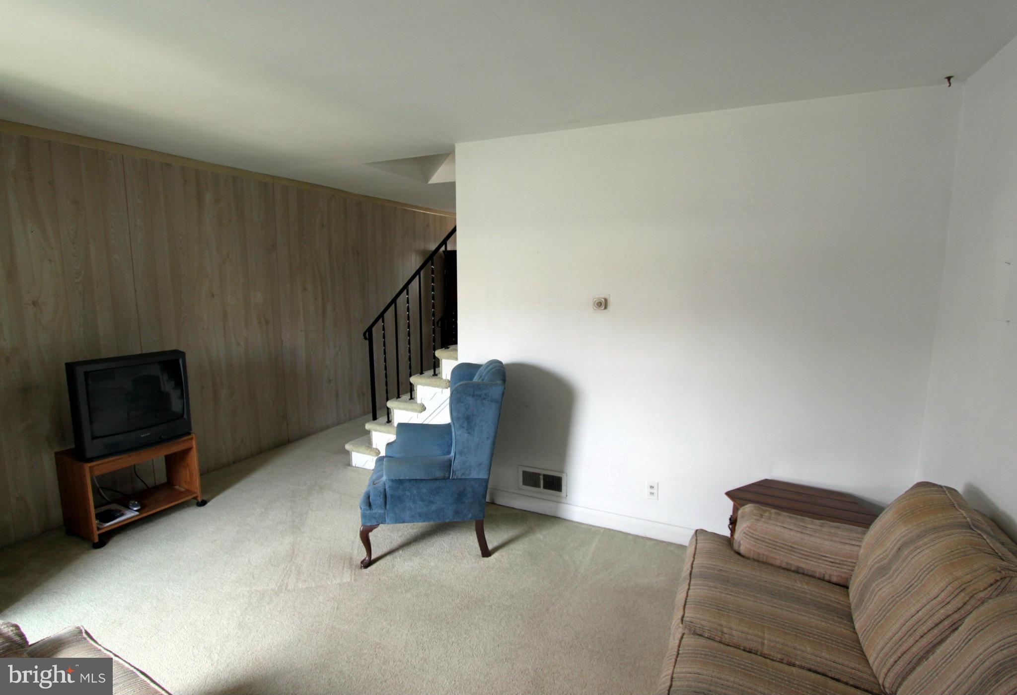 1025 Middlesex Road Baltimore, MD 21221 - Photo 9 of 27 Living Room
