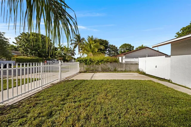 a view of a backyard