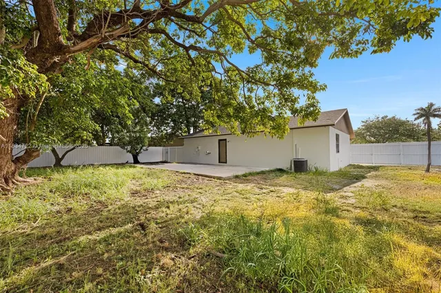 a view of a backyard