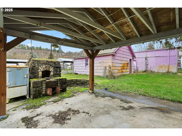 a view of a backyard