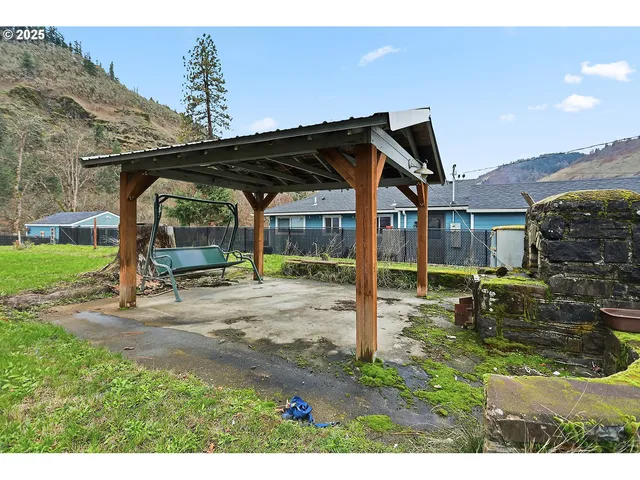 a view of a house with backyard and porch