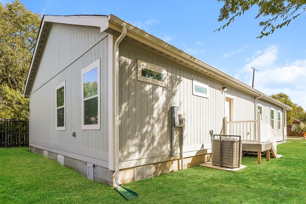2003 East Overton Road Dallas, TX 75216 - Photo 16 of 16 a view of a back yard of the house
