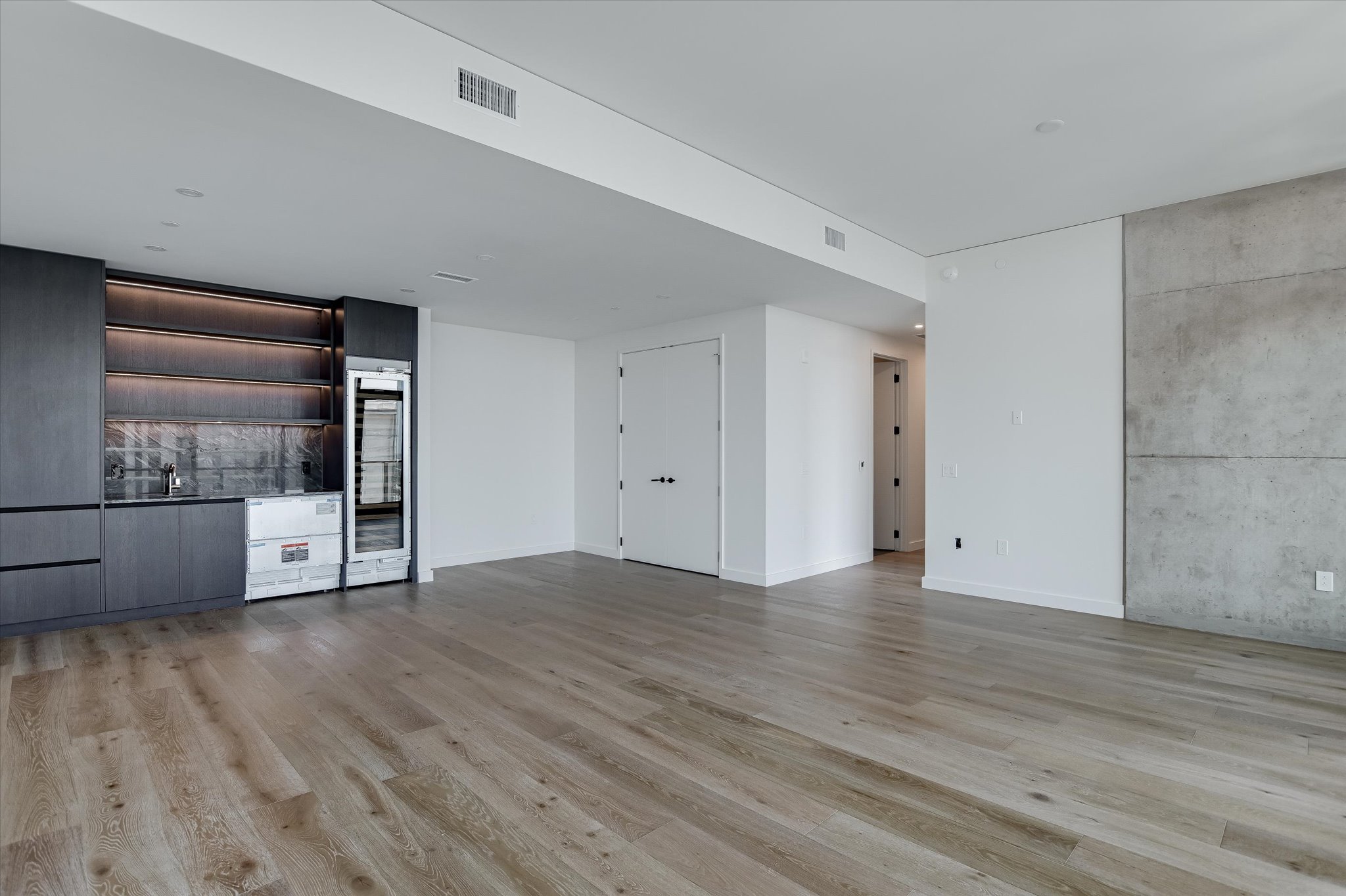 610 Davis Street, Unit 3801 Austin, TX 78701 - Photo 14 of 40 a view of an empty room with wooden floor and a window