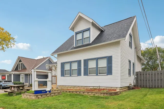 a view of house with yard