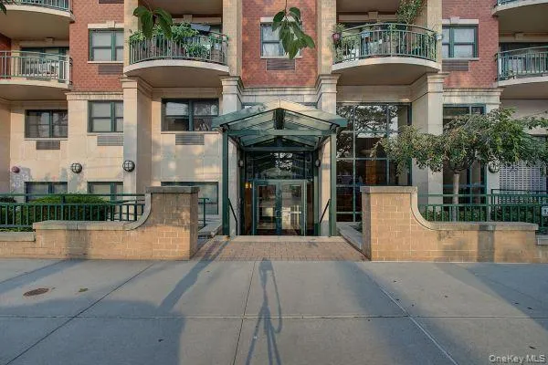 $649,999 | 143-41 84th Drive, Unit 8B | Briarwood