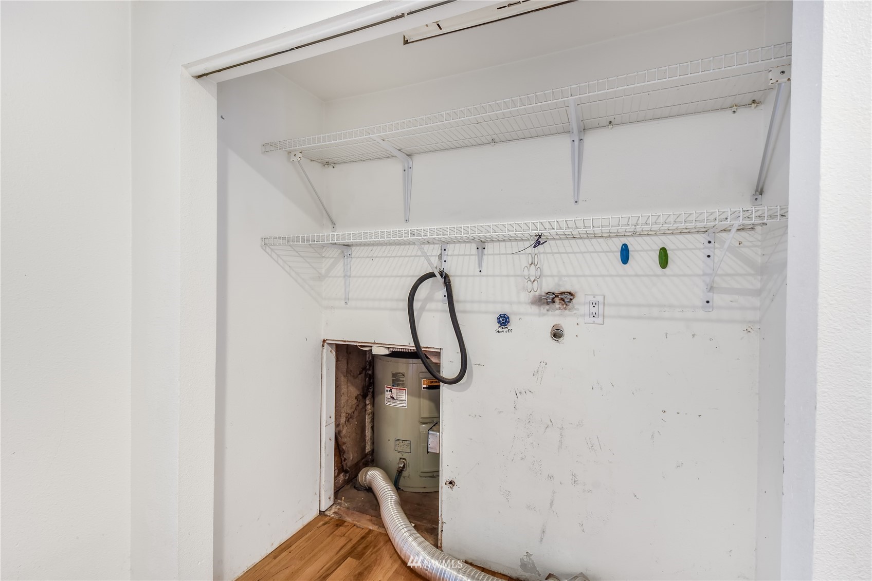 6422 Cady Road Everett, WA 98203 - Photo 15 of 21 a close view of light fixtures and tap