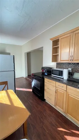 a view of a livingroom with hardwood floor and a ceiling fan