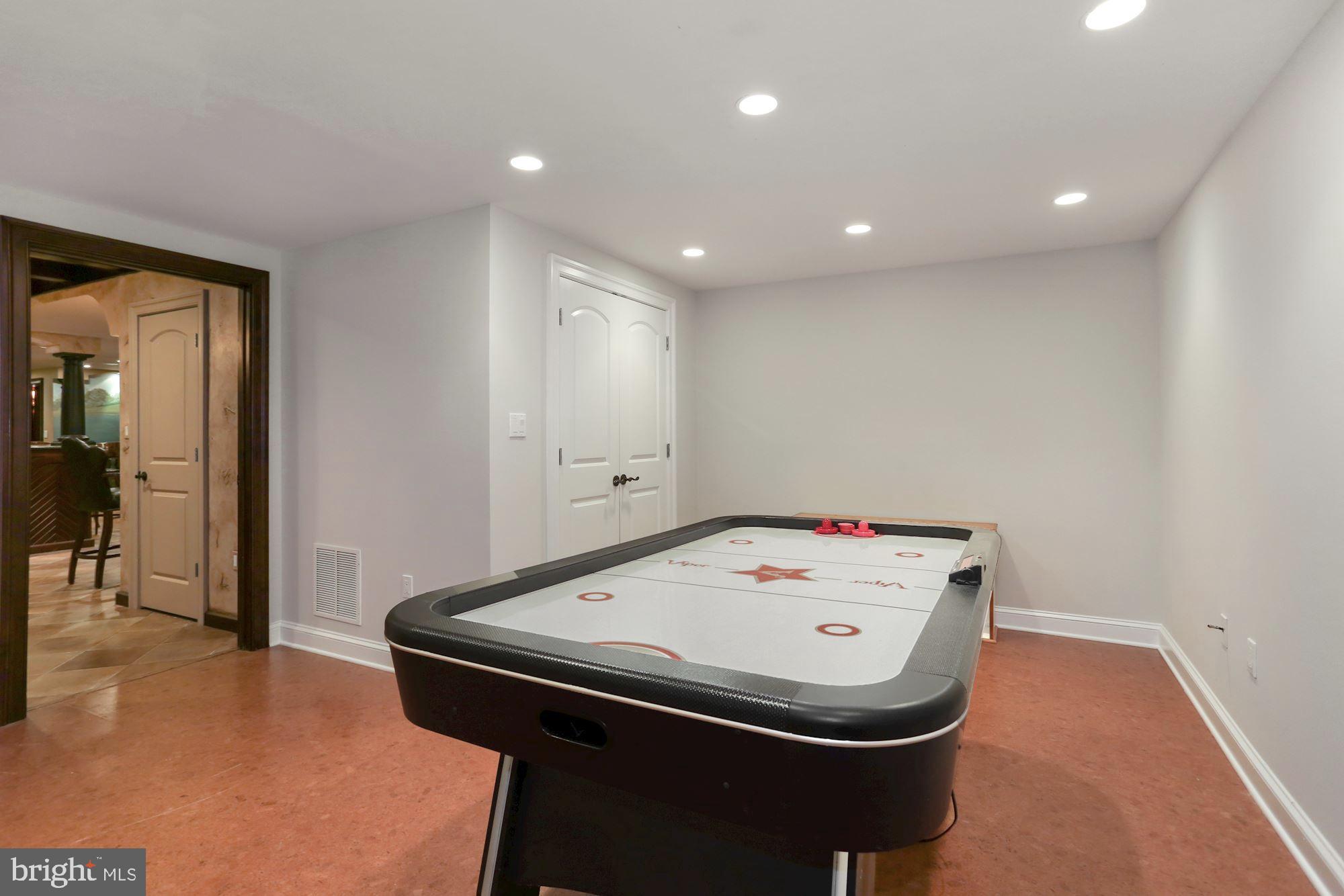 337 Springvale Road Great Falls, VA 22066 - Photo 65 of 120 a bath room with a table and chairs