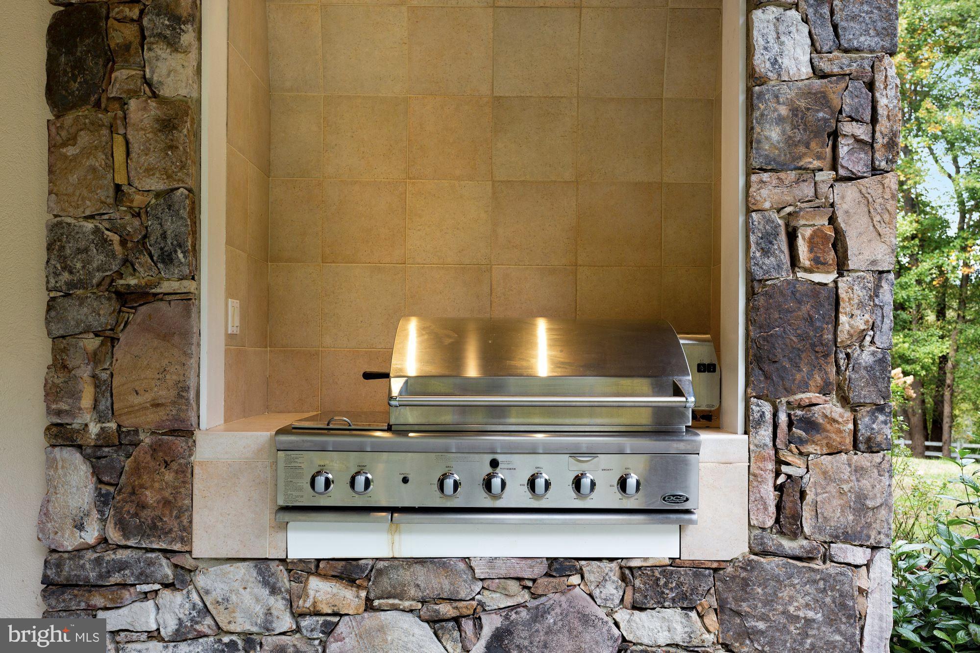 337 Springvale Road Great Falls, VA 22066 - Photo 91 of 120 a close view of a stove
