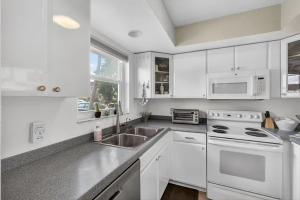 $2,000 | 2950 Southeast Ocean Boulevard, Stuart, FL 34996