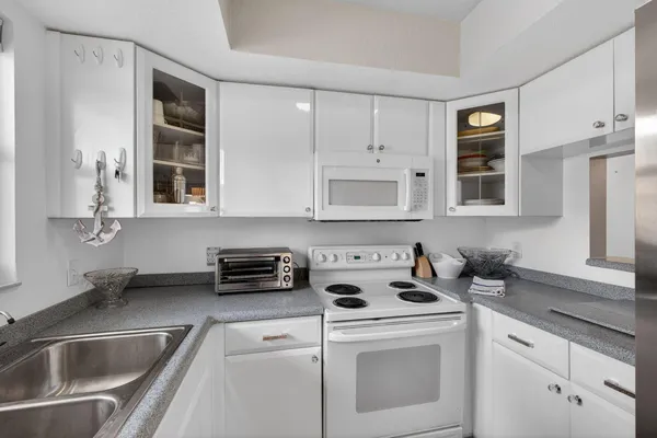 $2,000 | 2950 Southeast Ocean Boulevard, Stuart, FL 34996