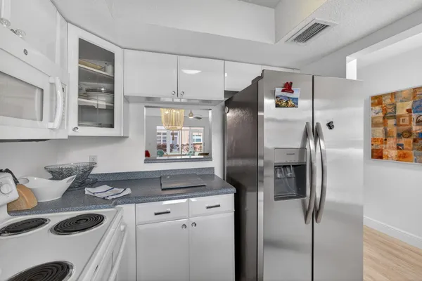 $2,000 | 2950 Southeast Ocean Boulevard, Stuart, FL 34996