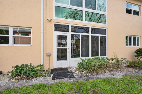 $2,000 | 2950 Southeast Ocean Boulevard, Stuart, FL 34996