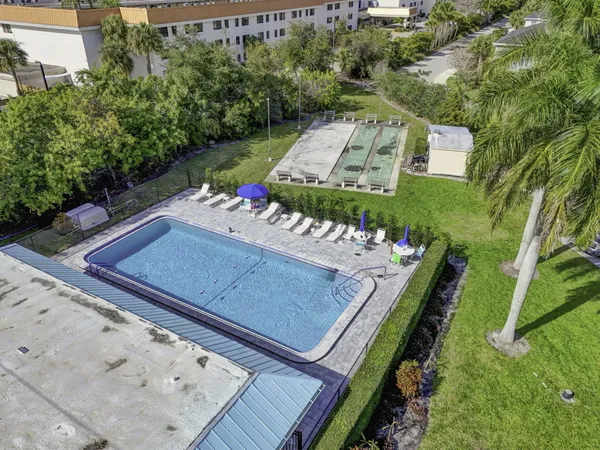 $2,000 | 2950 Southeast Ocean Boulevard, Stuart, FL 34996