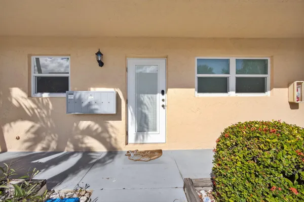 $2,000 | 2950 Southeast Ocean Boulevard, Stuart, FL 34996