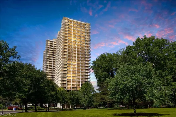 $2,500 | 12700 Lake Avenue, Unit 2001, Lakewood, OH 44107
