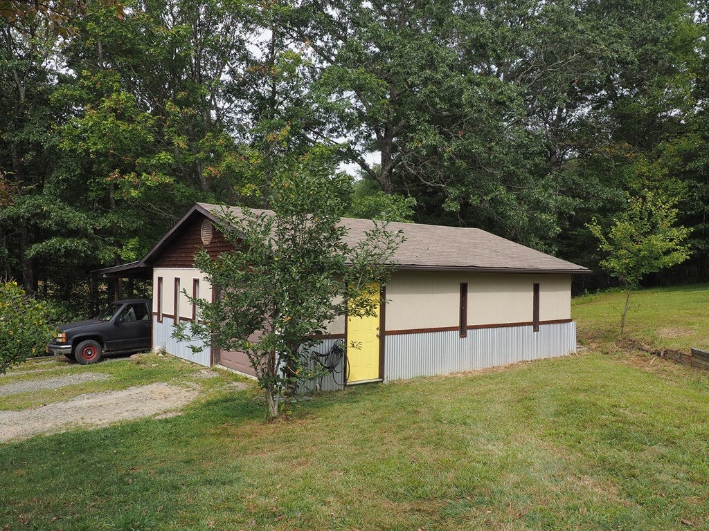 2138 Snow Hill Road Galax, VA 24333 - Photo 31 of 36 Gallery Image 31