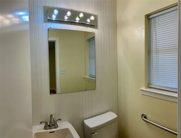 a view of empty room with window and ceiling fan