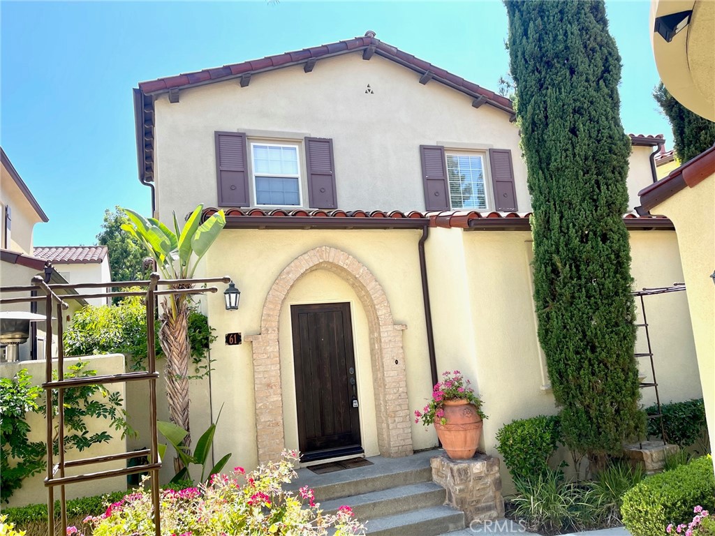 a house view with a outdoor space