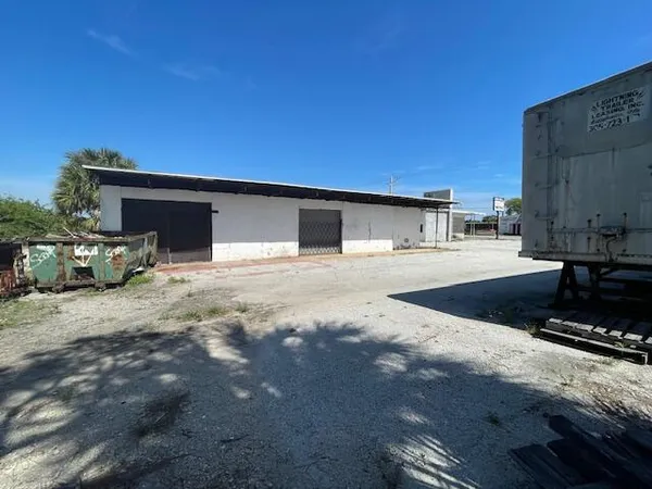a view of the back yard of the house